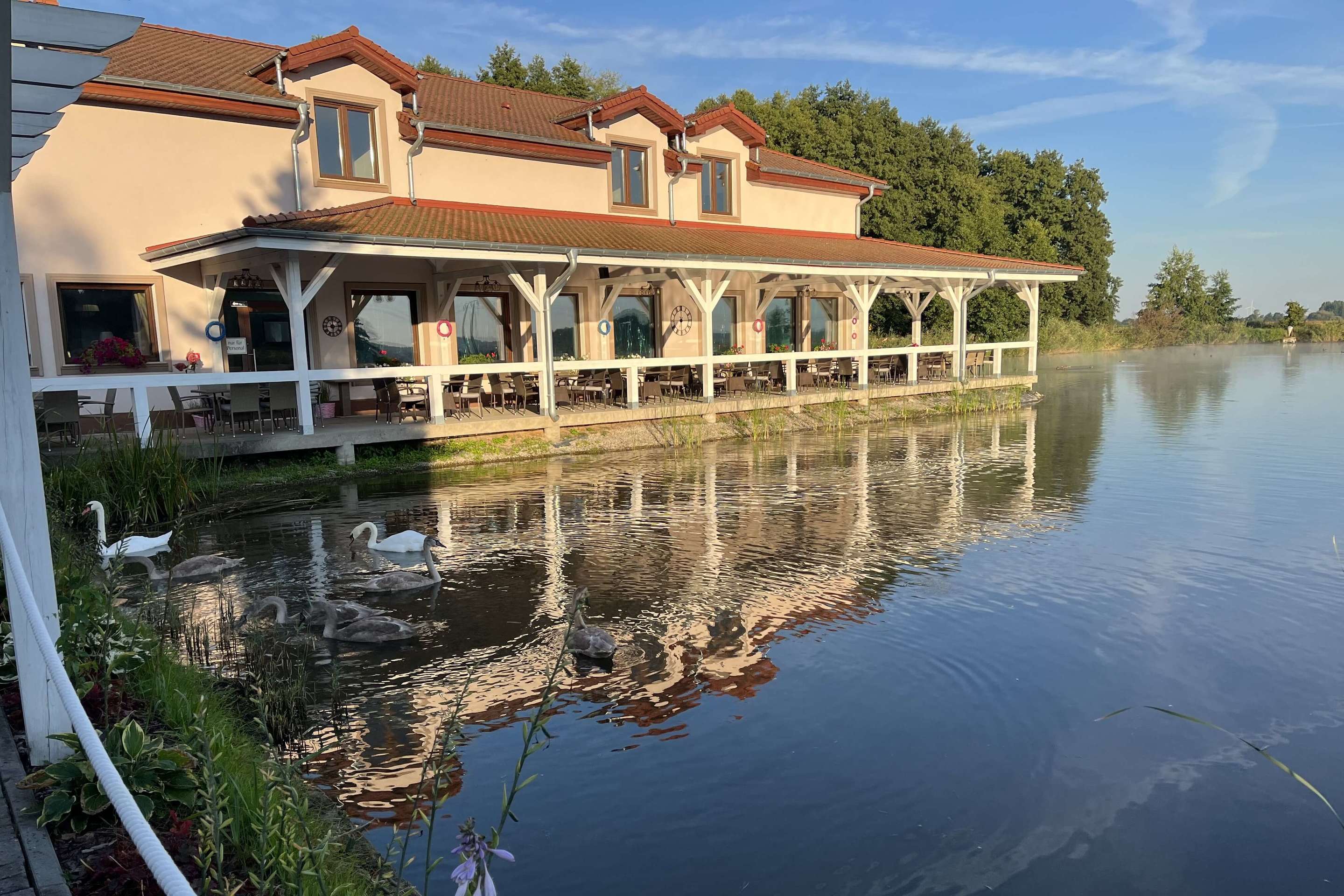 Blick auf das Restaurant Villa Dudziak und die Zuchtteiche, Foto: Wioletta Dudziak